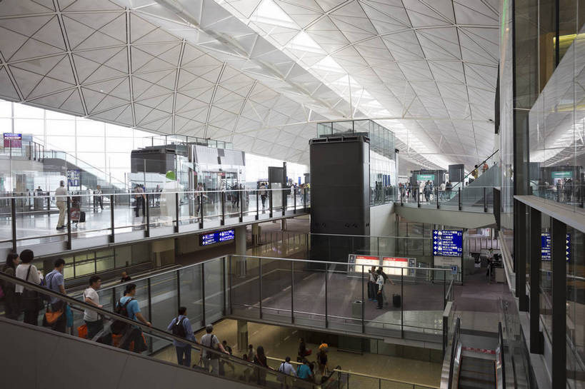 机场,横图,彩色,室内,白天,旅游,度假,名胜古迹,天花板,标志建筑,地标,建筑,玻璃,香港,中国,亚洲,遗迹,反光,窗,地面,交通,古迹,文化,文物,娱乐,建设,古建筑,现代化,天空,享受,休闲,旅游胜地,放松,摄影,经济,晴天,崭新,便利,象征,宽敞,古文明,香港国际机场,快捷,进步,发达,枢纽,旅行,bj174