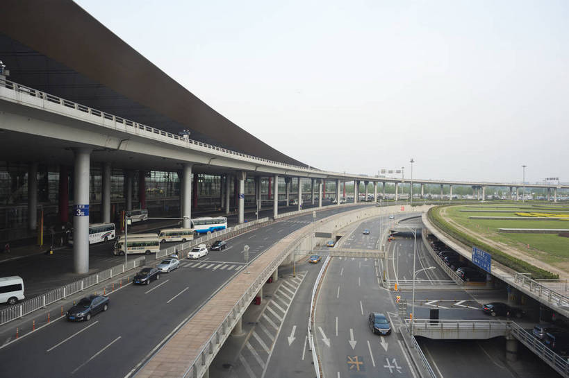 机场,横图,彩色,室外,白天,旅游,度假,名胜古迹,标志建筑,道路,地标,建筑,路,北京,中国,亚洲,遗迹,车辆,交通,首都,古迹,文化,文物,娱乐,建设,古建筑,现代化,天空,行驶,享受,休闲,旅游胜地,放松,摄影,经济,晴天,崭新,便利,象征,外景,宽敞,古文明,东亚,中华人民共和国,北京市,京,北平,华北地区,快捷,进步,发达,北京首都国际机场,首都国际机场,首都机场,枢纽,旅行,北京首都国际机场3号航站楼,北京首都国际机场T3航站楼,北京机场,bj174
