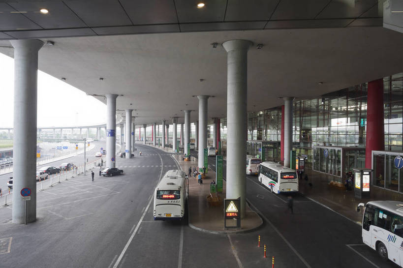 机场,横图,彩色,室外,白天,旅游,度假,名胜古迹,标志建筑,道路,地标,建筑,路,北京,中国,亚洲,遗迹,车辆,交通,首都,古迹,文化,文物,娱乐,建设,古建筑,现代化,天空,行驶,享受,休闲,旅游胜地,放松,摄影,经济,晴天,崭新,便利,象征,外景,宽敞,古文明,东亚,中华人民共和国,北京市,京,北平,华北地区,快捷,进步,发达,北京首都国际机场,首都国际机场,首都机场,枢纽,旅行,北京首都国际机场3号航站楼,北京首都国际机场T3航站楼,北京机场,bj174