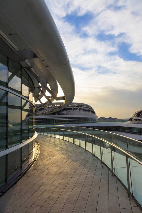 无人,高楼大厦,竖图,彩色,室外,白天,时尚,办公楼,大厦,建筑,摩天大楼,写字楼,北京,中国,亚洲,形状,圆形,通道,围栏,走廊,首都,护栏,现代化,白云,风景,蓝天,天空,阳光,楼宇,商务楼,景色,摄影,经济,晴天,风光,外景,东亚,中华人民共和国,北京市,京,北平,华北地区,进步,新颖,金融区,大楼,高层建筑,高楼,摩天楼,朝阳门,银河SOHO,bj174