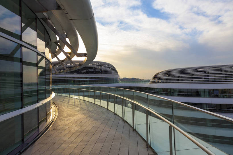 无人,高楼大厦,横图,彩色,室外,白天,时尚,办公楼,大厦,建筑,摩天大楼,写字楼,北京,中国,亚洲,形状,圆形,通道,围栏,走廊,首都,护栏,现代化,白云,风景,蓝天,天空,阳光,楼宇,商务楼,景色,摄影,经济,晴天,风光,外景,东亚,中华人民共和国,北京市,京,北平,华北地区,进步,新颖,金融区,大楼,高层建筑,高楼,摩天楼,朝阳门,银河SOHO,bj174