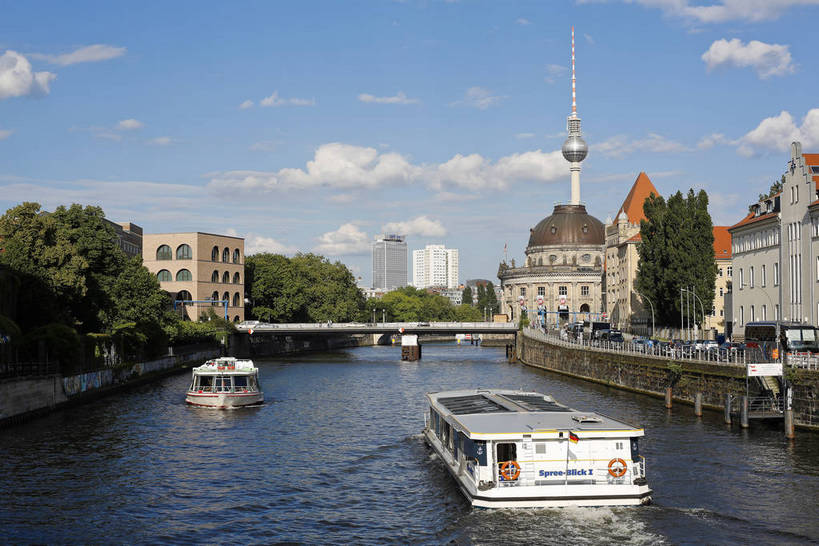 横图,彩色,室外,白天,旅游,美景,水,城市风光,城市,道路,建筑,街道,路,公路,船,德国,欧洲,河水,景观,大街,游艇,交通,首都,柏林,白云,风景,蓝天,天空,湖水,休闲,景色,人文,摄影,晴朗,晴天,风光,水域,风格,外景,欧式建筑,观光船,明媚,马路,旅行,bj174