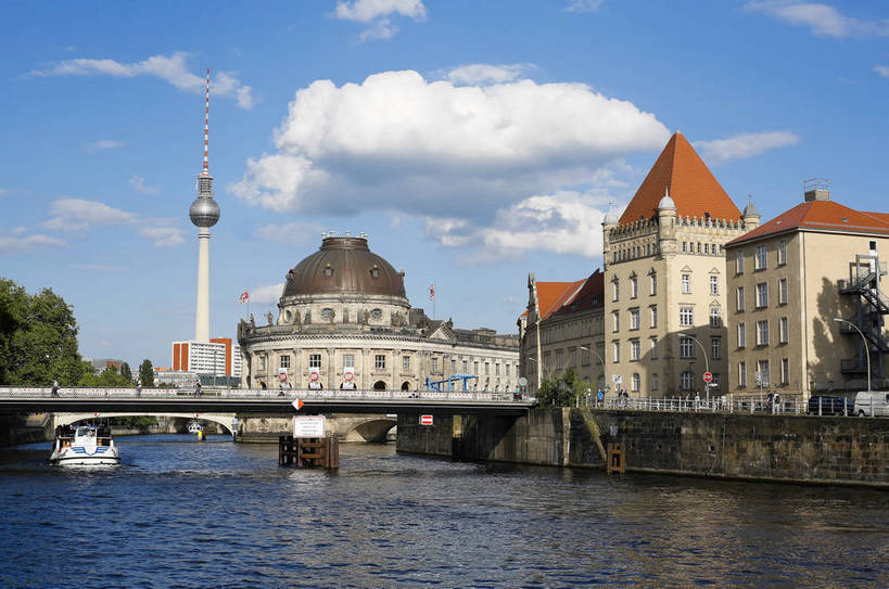 横图,彩色,室外,白天,旅游,美景,水,城市风光,城市,道路,建筑,街道,路,公路,船,德国,欧洲,河水,景观,大街,游艇,交通,首都,柏林,白云,风景,蓝天,天空,湖水,休闲,景色,人文,摄影,晴朗,晴天,风光,水域,风格,外景,欧式建筑,观光船,明媚,马路,旅行,bj174