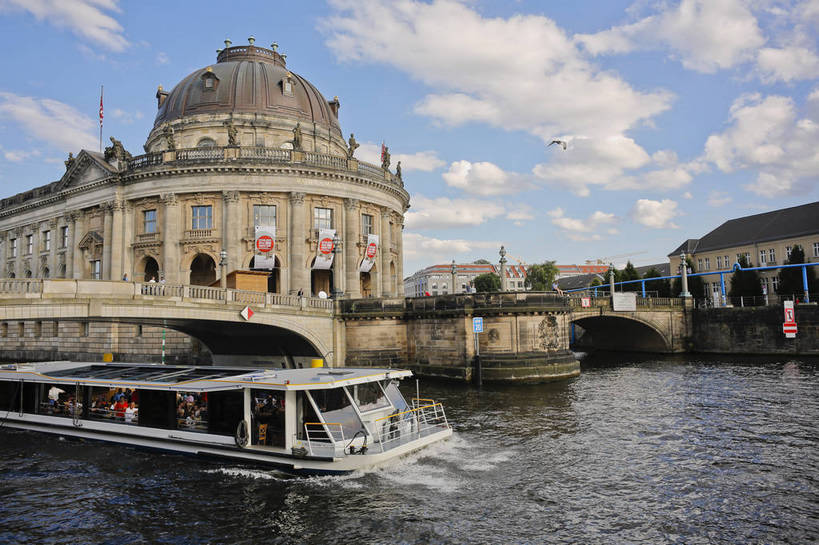 横图,彩色,室外,白天,旅游,美景,水,城市风光,城市,道路,建筑,街道,路,公路,船,德国,欧洲,河水,景观,大街,游艇,交通,首都,柏林,白云,风景,蓝天,天空,湖水,休闲,景色,人文,摄影,晴朗,晴天,风光,水域,风格,外景,欧式建筑,观光船,明媚,马路,旅行,bj174