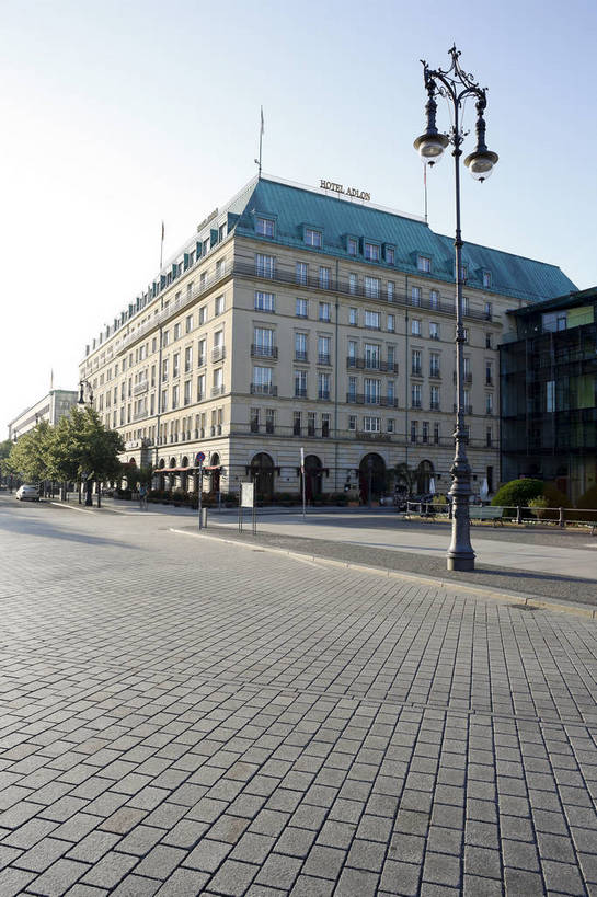 竖图,彩色,室外,白天,旅游,美景,城市风光,城市,道路,建筑,街道,路,公路,德国,欧洲,景观,大街,交通,首都,柏林,骑,白云,风景,蓝天,天空,骑车,休闲,路面,景色,人文,摄影,晴天,风光,风格,宽阔,平坦,外景,欧式建筑,马路,旅行,bj174