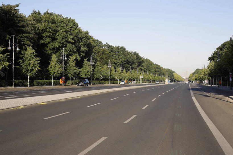 横图,彩色,室外,白天,旅游,度假,名胜古迹,城市风光,标志建筑,城市,道路,地标,建筑,街道,德国,欧洲,一排,遗迹,古迹,文化,文物,娱乐,建设,古建筑,柏林,树木,白云,风景,蓝天,天空,享受,休闲,路面,旅游胜地,放松,摄影,晴天,风光,笔直,都市风光,宽阔,平坦,外景,古文明,菩提树大街,旅行,bj174