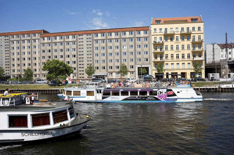 横图,彩色,室外,白天,旅游,美景,水,城市风光,城市,道路,建筑,街道,路,公路,船,德国,欧洲,河水,景观,大街,游艇,交通,首都,柏林,白云,风景,蓝天,天空,湖水,休闲,景色,人文,摄影,晴朗,晴天,风光,水域,风格,外景,欧式建筑,观光船,明媚,马路,旅行,bj174
