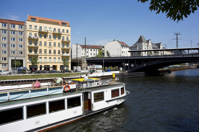横图,彩色,室外,白天,旅游,美景,水,城市风光,城市,道路,建筑,街道,路,公路,船,德国,欧洲,河水,景观,大街,游艇,交通,首都,柏林,白云,风景,蓝天,天空,湖水,休闲,景色,人文,摄影,晴朗,晴天,风光,水域,风格,外景,欧式建筑,观光船,明媚,马路,旅行,bj174