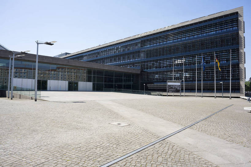 横图,彩色,室外,白天,旅游,美景,城市风光,城市,道路,建筑,街道,路,公路,德国,欧洲,景观,大街,交通,首都,柏林,骑,白云,风景,蓝天,天空,骑车,休闲,路面,景色,人文,摄影,晴天,风光,风格,宽阔,平坦,外景,欧式建筑,马路,旅行,bj174