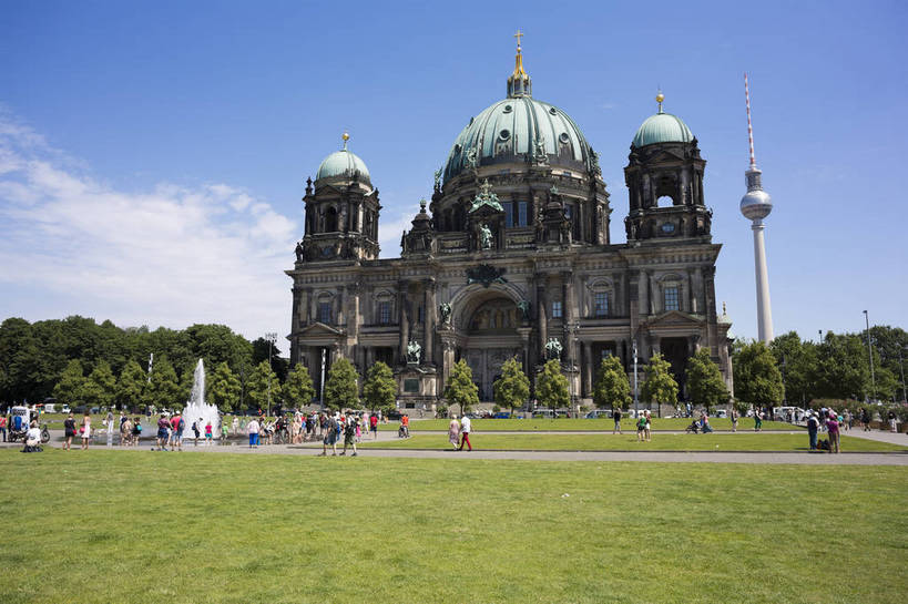 无人,教堂,横图,彩色,室外,白天,旅游,度假,草地,草坪,名胜古迹,城市风光,标志建筑,城市,地标,建筑,雕塑,德国,欧洲,遗迹,人物,雕像,塑像,屋顶,首都,弧形,古典,顶棚,古迹,历史,文物,娱乐,建设,古建筑,柏林,柏林大教堂,风景,蓝天,天空,享受,休闲,旅游胜地,放松,摄影,信仰,晴天,风光,神圣,都市风光,经典,外景,欧式建筑,古文明,旅行,bj174