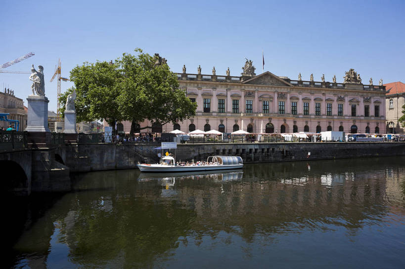 横图,彩色,室外,白天,旅游,美景,水,城市风光,城市,道路,建筑,街道,路,公路,船,德国,欧洲,河水,景观,大街,游艇,交通,首都,柏林,白云,风景,蓝天,天空,湖水,休闲,景色,人文,摄影,晴朗,晴天,风光,水域,风格,外景,欧式建筑,观光船,明媚,马路,旅行,bj174