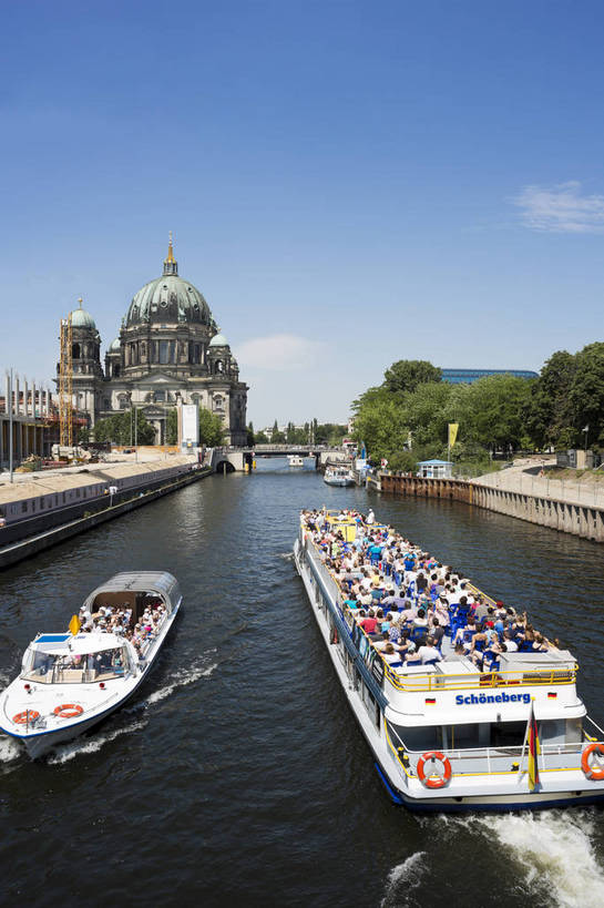 竖图,彩色,室外,白天,旅游,美景,水,城市风光,城市,道路,建筑,街道,路,公路,船,德国,欧洲,河水,景观,大街,游艇,交通,首都,柏林,白云,风景,蓝天,天空,湖水,休闲,景色,人文,摄影,晴朗,晴天,风光,水域,风格,外景,欧式建筑,观光船,明媚,马路,旅行,bj174