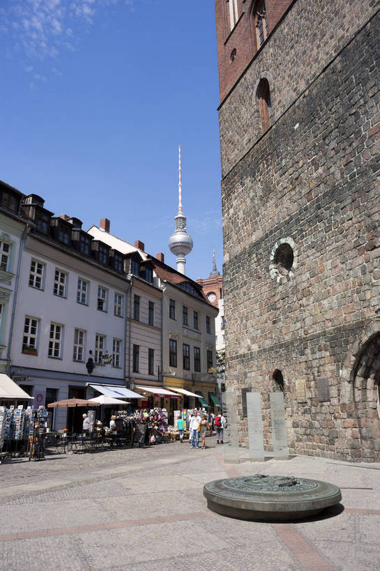 竖图,彩色,室外,白天,旅游,美景,城市风光,城市,道路,建筑,街道,路,公路,德国,欧洲,景观,大街,交通,首都,柏林,骑,白云,风景,蓝天,天空,骑车,休闲,路面,景色,人文,摄影,晴天,风光,风格,宽阔,平坦,外景,欧式建筑,马路,旅行,bj174