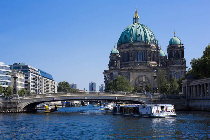 横图,彩色,室外,白天,旅游,美景,水,城市风光,城市,道路,建筑,街道,路,公路,船,德国,欧洲,河水,景观,大街,游艇,交通,首都,柏林,白云,风景,蓝天,天空,湖水,休闲,景色,人文,摄影,晴朗,晴天,风光,水域,风格,外景,欧式建筑,观光船,明媚,马路,旅行,bj174
