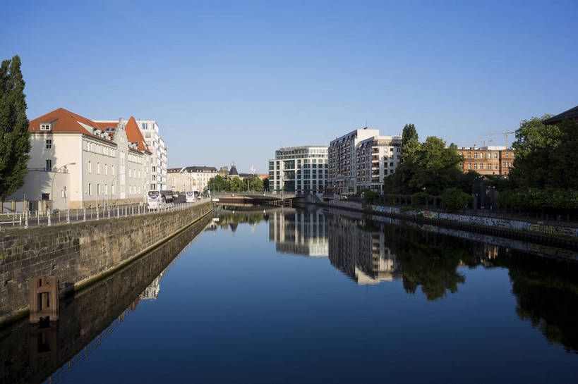 横图,彩色,室外,白天,旅游,美景,水,城市风光,城市,道路,建筑,街道,路,公路,德国,欧洲,清澈,河水,景观,大街,交通,首都,柏林,白云,倒影,风景,蓝天,天空,湖水,休闲,景色,人文,摄影,晴朗,晴天,风光,静止,水域,风格,镜面,外景,欧式建筑,明媚,马路,旅行,bj174