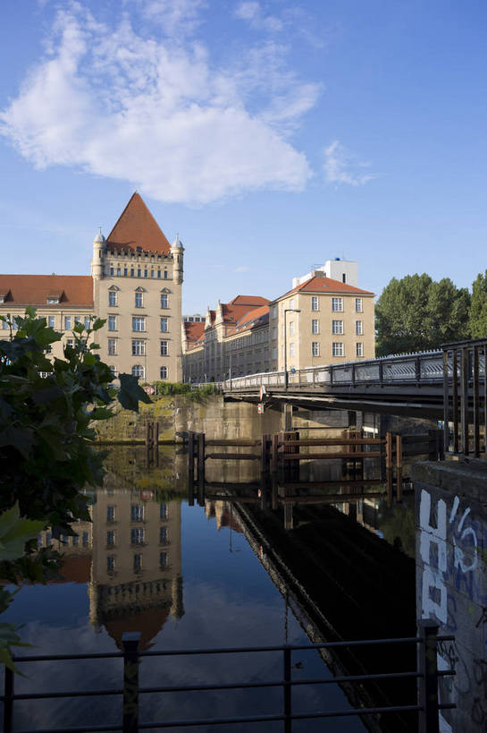 竖图,彩色,室外,白天,旅游,美景,水,城市风光,城市,道路,建筑,街道,路,公路,德国,欧洲,清澈,河水,景观,大街,交通,首都,柏林,白云,倒影,风景,蓝天,天空,湖水,休闲,景色,人文,摄影,晴朗,晴天,风光,静止,水域,风格,镜面,外景,欧式建筑,明媚,马路,旅行,bj174