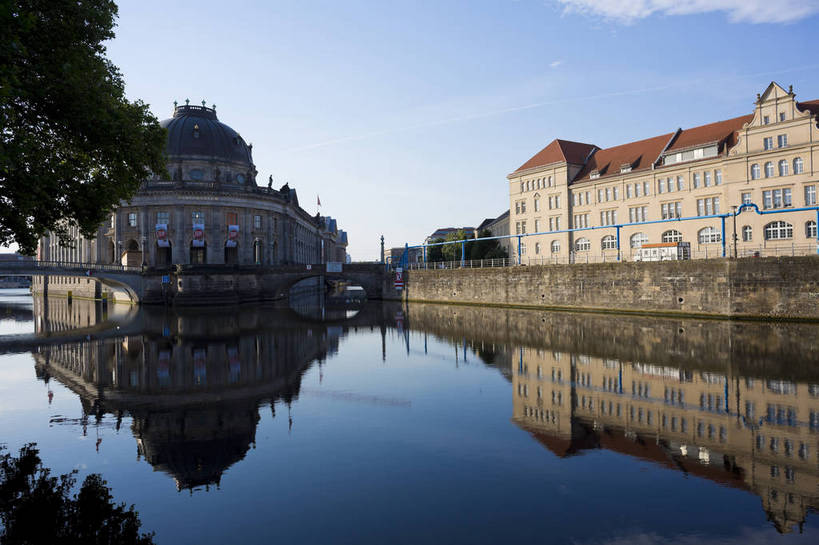 横图,彩色,室外,白天,旅游,美景,水,城市风光,城市,道路,建筑,街道,路,公路,德国,欧洲,清澈,河水,景观,大街,交通,首都,柏林,白云,倒影,风景,蓝天,天空,湖水,休闲,景色,人文,摄影,晴朗,晴天,风光,静止,水域,风格,镜面,外景,欧式建筑,明媚,马路,旅行,bj174