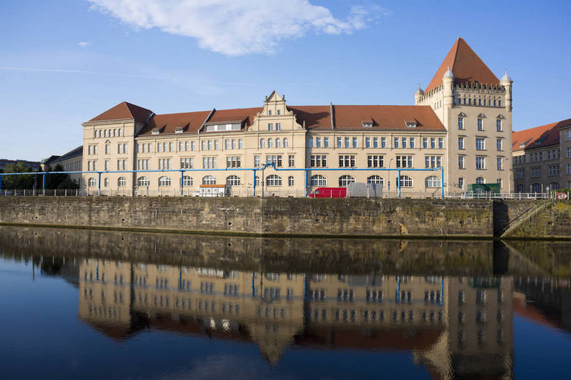 横图,彩色,室外,白天,旅游,美景,水,城市风光,城市,道路,建筑,街道,路,公路,德国,欧洲,清澈,河水,景观,大街,交通,首都,柏林,白云,倒影,风景,蓝天,天空,湖水,休闲,景色,人文,摄影,晴朗,晴天,风光,静止,水域,风格,镜面,外景,欧式建筑,明媚,马路,旅行,bj174