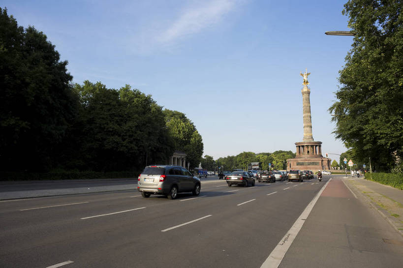 横图,彩色,室外,白天,旅游,度假,胜利,名胜古迹,城市风光,标志建筑,城市,道路,地标,建筑,汽车,雕塑,德国,欧洲,遗迹,人物,人像,雕像,塑像,柱子,首都,古迹,历史,文物,娱乐,建设,古建筑,柏林,白云,风景,蓝天,天空,享受,休闲,金色,路面,旅游胜地,放松,摄影,晴天,纪念,风光,女神,西欧,都市风光,大道,外景,金碧辉煌,古文明,德意志联邦共和国,胜利女神,柏林州,胜利纪念柱,旅行,bj174