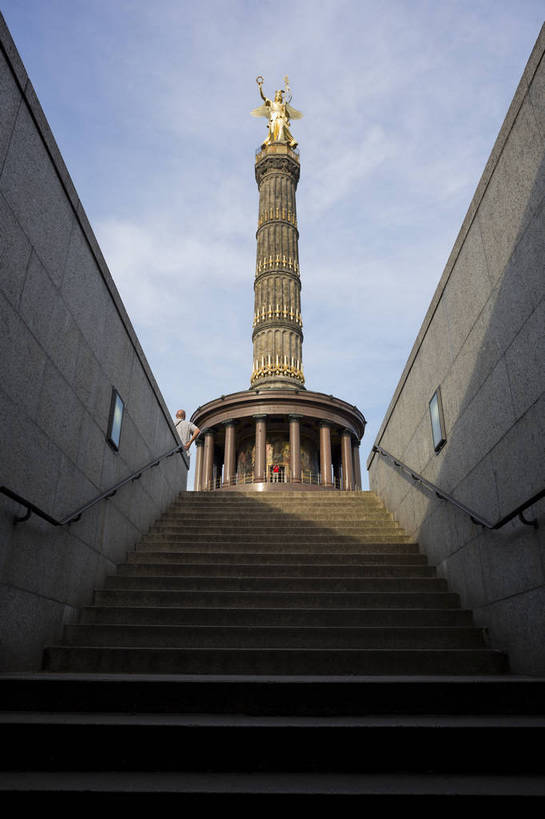 竖图,彩色,室外,白天,旅游,度假,胜利,名胜古迹,城市风光,标志建筑,城市,地标,建筑,雕塑,德国,欧洲,遗迹,人物,人像,雕像,塑像,柱子,首都,古迹,历史,文物,娱乐,建设,古建筑,柏林,台阶,白云,风景,蓝天,天空,享受,休闲,金色,旅游胜地,放松,摄影,晴天,纪念,风光,女神,西欧,都市风光,外景,金碧辉煌,地下通道,古文明,德意志联邦共和国,胜利女神,柏林州,胜利纪念柱,旅行,bj174