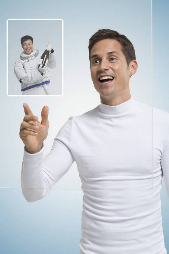 西方人,成年人,中年人,一个人,科学家,站,微笑,竖图,彩色,室内,时尚,快乐,通讯,自由,幸福,骄傲,分享,信心,显示器,互联网,技术,数码,高科技,科技,北京,中国,欧洲人,亚洲,仅一个男性,指,阴影,蓝色背景,研究,透明,工作,科学,空间,网络,屏幕,图片,触摸屏,高光,几何,计算机图形,年轻,合成,图像,信息技术,指点,数码合成,通讯设备,显示屏,现代,白色,职业,健康,手指,放松,幻想,活力,自信,联络,摄影,生活方式,技巧,对话,好奇,电脑合成图,数码合成图,创造力,科学技术,指向,科幻,未来,愉悦,工作装,合成图,影像,努力,手艺,专业,液晶显示器,虚拟,梦想,单人,输出设备,东亚,防尘服,视频电话,乐观,单独,技能,技艺,交流,男人,男性,年轻男性,美国人,年轻人,技术员,触摸,沟通,接触,通话,半身,欢乐,开心,愉快,妙技,全息图,本领,白色人种,感知,bj174