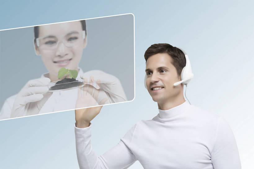 西方人,成年人,中年人,一个人,科学家,站,微笑,横图,彩色,室内,时尚,快乐,通讯,自由,幸福,骄傲,分享,信心,显示器,互联网,技术,数码,高科技,科技,北京,中国,欧洲人,亚洲,仅一个男性,指,阴影,蓝色背景,研究,透明,工作,科学,空间,网络,屏幕,图片,触摸屏,高光,几何,计算机图形,年轻,合成,图像,信息技术,指点,数码合成,通讯设备,显示屏,现代,白色,职业,健康,手指,放松,幻想,活力,自信,联络,摄影,生活方式,技巧,对话,好奇,电脑合成图,数码合成图,创造力,科学技术,指向,科幻,未来,愉悦,工作装,合成图,影像,努力,手艺,专业,液晶显示器,虚拟,梦想,单人,输出设备,东亚,防尘服,视频电话,乐观,单独,技能,技艺,交流,男人,男性,年轻男性,美国人,年轻人,技术员,触摸,沟通,接触,通话,半身,欢乐,开心,愉快,妙技,全息图,本领,白色人种,感知,bj174