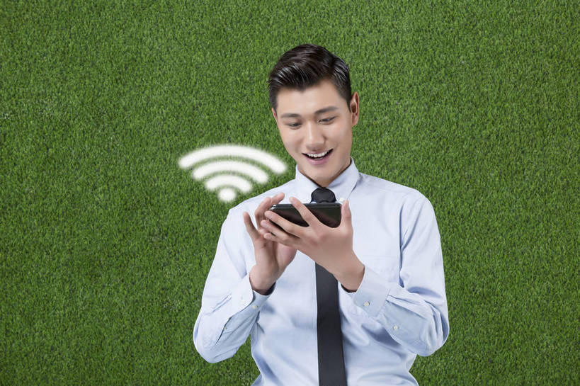 东方人,成年人,一个人,商务人士,商务男性,站,微笑,横图,彩色,照片,衬衫,商务,游戏,快乐,通讯,兴奋,幸福,分享,互联网,草地,草坪,手机,北京,中国,亚洲,双手,仅一个男性,仅一个人,绿色背景,套装,正装,信息,符号,屏幕,图片,领带,拿着,职业装,黄种人,电子产品,数码合成,仅一个年轻男性,绿色,自然,草皮,按,职业,表情,放松,乐趣,摄影,清爽,专心,操作,享乐,愉悦,清新,肖像,商务装,激烈,单人,工薪阶层,东亚,乐观,无线电技术,单独,无线电波,激动,男人,男性,年轻男性,亚洲人,中国人,年轻人,白领,上班族,触摸,全身,影棚拍摄,衬衣,开心,愉快,办公室职员,bj174