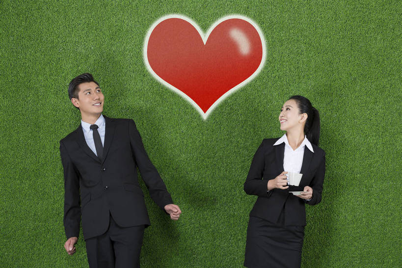 咖啡,东方人,成年人,两个人,伙伴,商务人士,商务男性,商务女性,站,微笑,横图,彩色,照片,衬衫,西装,爱情,商务,快乐,团队,草地,草坪,北京,中国,亚洲,绿色背景,套装,正装,图片,咖啡杯,领带,浪漫,扭头,注视,职业装,黄种人,数码合成,红色,绿色,自然,草皮,观察,看,亲昵,向上看,转头,职业,健康,温暖,温馨,惊喜,调情,恩爱,放松,亲密,背对背,金融,恋人,摄影,经济,观看,环境,生态,和睦,察看,愉悦,关注,商务装,暧昧,贸易,工薪阶层,东亚,环境保护,男人,男性,年轻男性,年轻女性,女人,女性,亚洲人,中国人,年轻人,心型,情侣,白领,上班族,半身,影棚拍摄,衬衣,爱,愉快,商业,伴侣,融洽,办公室职员,bj174