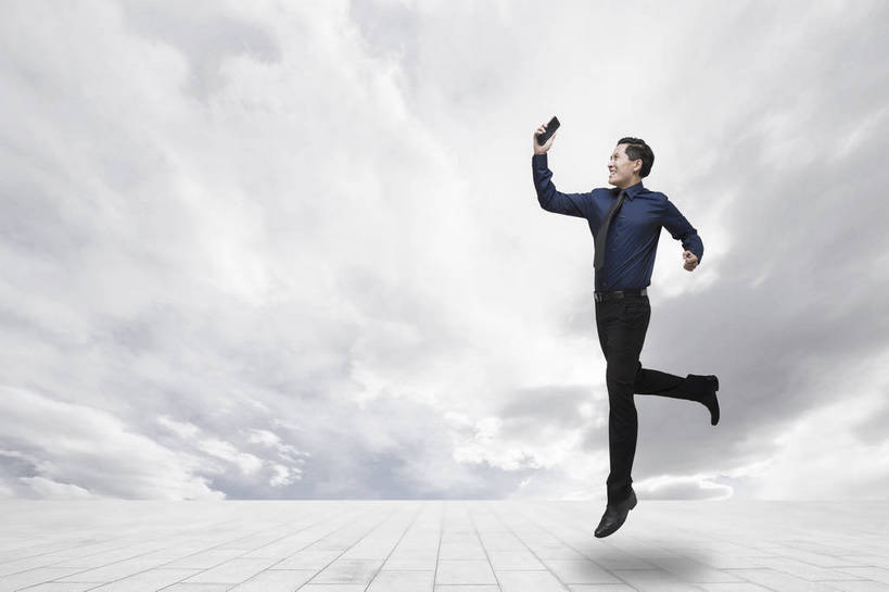 东方人,成年人,中年人,一个人,商务人士,商务男性,横图,彩色,室内,衬衫,商务,时尚,快乐,通讯,自由,幸福,骄傲,分享,成功,信心,技术,数码,高科技,科技,手机,北京,中国,亚洲,仅一个男性,阴影,套装,正装,光束,光线,科学,空间,网络,图片,影子,云,领带,高光,几何,计算机图形,年轻,合成,信息技术,黄种人,数码合成,通讯设备,现代,天空,阳光,职业,健康,宽广,展示,成熟,放松,幻想,活力,帅哥,自信,联络,自拍,金融,摄影,生活方式,对话,使用,电脑合成图,数码合成图,创造力,科学技术,酷,科幻,未来,象征,愉悦,庄重,合成图,成就,努力,出示,商务装,身份,虚拟,梦想,单人,工薪阶层,智能手机,东亚,视频电话,正式,地位,乐观,单独,交流,男人,男性,年轻男性,亚洲人,中国人,年轻人,白领,上班族,沟通,跳跃,通话,全身,衬衣,欢乐,开心,愉快,魅力,英俊,bj174