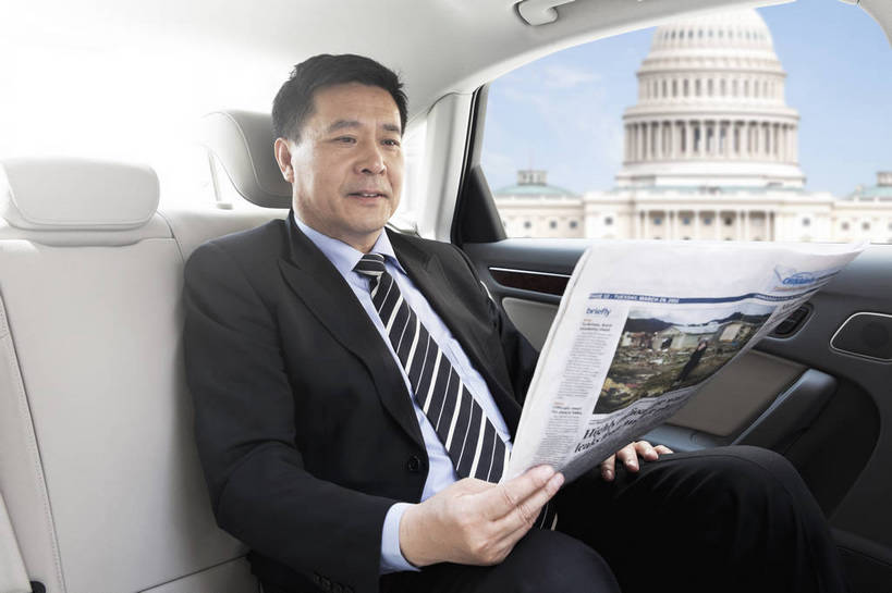 东方人,成年人,中年人,老年人,一个人,商务人士,商务男性,坐,微笑,横图,彩色,室外,白天,衬衫,西装,商务,快乐,幸福,智慧,旅途,骄傲,成功,信心,建筑,汽车,报纸,北京,日光,中国,亚洲,仅一个人,行人,游客,游人,套装,正装,图片,机动车,领带,豪华,拿着,黄种人,路人,旅客,蓝天,交通工具,成熟,放松,自信,服务,财富,金融,运输,摄影,生活方式,新闻,贵宾,舒适,象征,愉悦,庄重,经理,成就,高档,商务装,身份,客户,豪华轿车,车座,单人,管理人员,工薪阶层,东亚,正式,地位,乐观,精明,单独,过客,北京首都国际机场,男人,男性,中年男性,亚洲人,中国人,白领,上班族,半身,衬衣,旅行,欢乐,开心,愉快,奢华,商务旅行,bj174