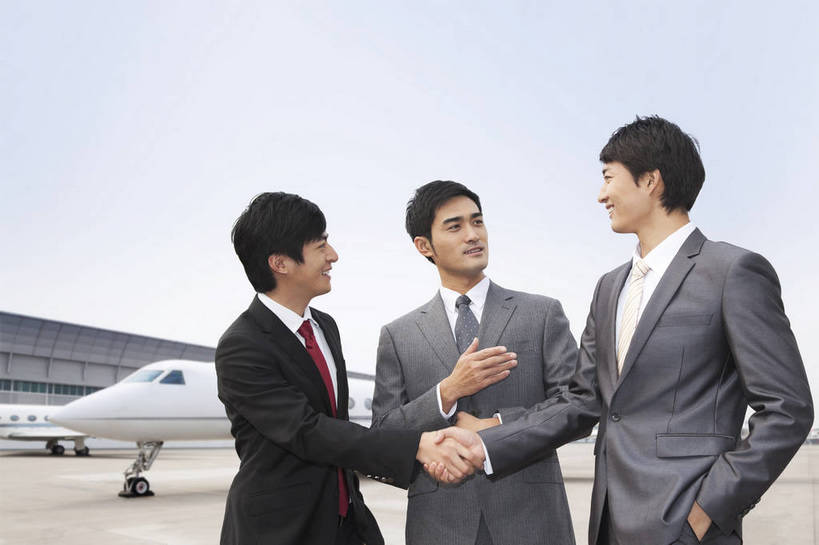 东方人,成年人,三个人,伙伴,同事,商务人士,商务男性,机场,广场,停车场,站,握手,微笑,横图,彩色,室外,白天,衬衫,西装,商务,快乐,友谊,幸福,智慧,旅途,骄傲,成功,合作,团队,集体,信心,飞机,北京,日光,中国,亚洲,行人,游客,游人,套装,正装,图片,领带,地面,交通,年轻,黄种人,航空,队伍,路人,旅客,蓝天,停机坪,交通工具,和谐,放松,自信,服务,财富,金融,运输,摄影,生活方式,领导,客机,象征,愉悦,庄重,经理,成就,载具,商务装,身份,客户,合伙,领袖,管理人员,工薪阶层,东亚,空运,正式,地位,乐观,精明,过客,北京首都国际机场,团结,友情,男人,男性,年轻男性,亚洲人,中国人,年轻人,白领,上班族,衬衣,旅行,欢乐,开心,愉快,商务旅行,商务机,私人飞机,公务机,商务飞机,行政机,bj174
