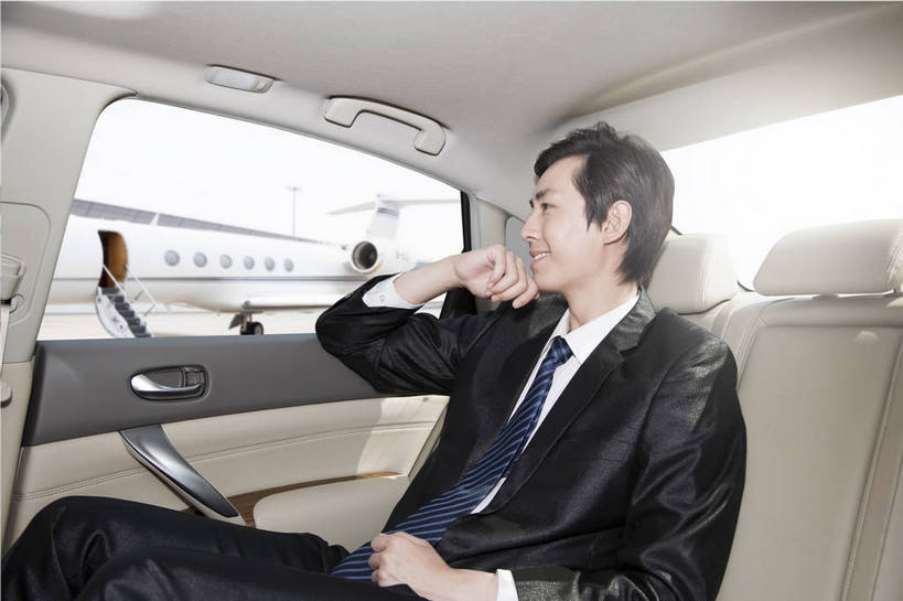 东方人,成年人,一个人,商务人士,商务男性,机场,广场,停车场,坐,微笑,横图,彩色,室外,白天,衬衫,西装,商务,快乐,幸福,智慧,旅途,骄傲,成功,信心,飞机,汽车,北京,日光,中国,亚洲,仅一个人,行人,游客,游人,套装,正装,图片,机动车,领带,地面,交通,豪华,年轻,托腮,注视,黄种人,航空,路人,旅客,蓝天,停机坪,交通工具,观察,看,成熟,放松,自信,服务,财富,金融,运输,摄影,生活方式,观看,察看,贵宾,舒适,客机,象征,愉悦,庄重,经理,成就,抵达,关注,载具,高档,商务装,身份,客户,豪华轿车,车座,单人,管理人员,工薪阶层,东亚,空运,正式,地位,乐观,精明,单独,过客,北京首都国际机场,男人,男性,年轻男性,亚洲人,中国人,年轻人,白领,上班族,半身,衬衣,旅行,欢乐,开心,愉快,奢华,商务旅行,商务机,私人飞机,公务机,商务飞机,行政机,bj174