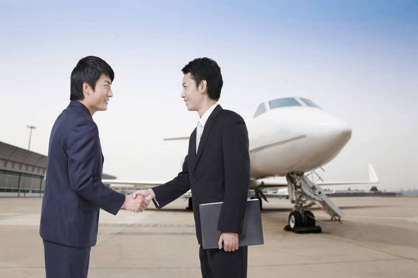 东方人,成年人,两个人,伙伴,同事,商务人士,商务男性,机场,广场,停车场,握手,微笑,横图,彩色,室外,白天,衬衫,西装,商务,快乐,友谊,幸福,智慧,旅途,骄傲,成功,合作,团队,集体,信心,飞机,北京,中国,亚洲,乘客,行人,游客,游人,套装,正装,图片,领带,地面,交通,年轻,黄种人,航空,队伍,路人,旅客,停机坪,交通工具,和谐,放松,自信,服务,财富,金融,运输,摄影,生活方式,领导,客机,象征,愉悦,庄重,成就,载具,商务装,身份,客户,合伙,领袖,工薪阶层,东亚,空运,正式,地位,乐观,精明,过客,北京首都国际机场,团结,友情,男人,男性,年轻男性,亚洲人,中国人,年轻人,白领,上班族,衬衣,旅行,欢乐,开心,愉快,商务旅行,商务机,私人飞机,公务机,商务飞机,行政机,bj174