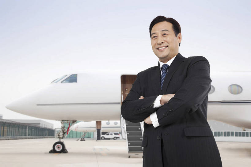 东方人,成年人,中年人,一个人,商务人士,商务男性,机场,广场,停车场,微笑,横图,彩色,室外,白天,衬衫,西装,商务,快乐,幸福,智慧,旅途,骄傲,成功,信心,飞机,北京,中国,亚洲,仅一个人,乘客,行人,游客,游人,套装,正装,图片,领带,地面,交通,扭头,注视,黄种人,航空,路人,旅客,停机坪,交通工具,观察,看,转头,放松,自信,服务,财富,金融,运输,摄影,生活方式,观看,察看,客机,象征,愉悦,庄重,成就,关注,载具,商务装,身份,客户,单人,工薪阶层,东亚,空运,正式,地位,乐观,精明,单独,过客,北京首都国际机场,男人,男性,中年男性,亚洲人,中国人,白领,上班族,衬衣,旅行,欢乐,开心,愉快,商务旅行,商务机,私人飞机,公务机,商务飞机,行政机,bj174