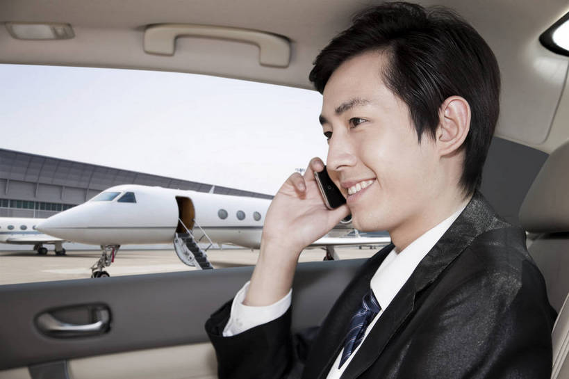 东方人,成年人,一个人,商务人士,商务男性,机场,广场,停车场,坐,打电话,微笑,横图,彩色,室外,白天,衬衫,西装,商务,快乐,通讯,幸福,智慧,旅途,骄傲,成功,信心,飞机,汽车,手机,北京,日光,中国,亚洲,仅一个人,行人,游客,游人,套装,正装,图片,机动车,地面,交通,豪华,年轻,黄种人,航空,路人,旅客,蓝天,停机坪,交通工具,便捷,成熟,放松,自信,服务,财富,金融,运输,摄影,生活方式,贵宾,舒适,客机,轻松,愉悦,经理,成就,抵达,载具,高档,商务装,客户,豪华轿车,车座,单人,管理人员,工薪阶层,东亚,空运,乐观,精明,单独,过客,北京首都国际机场,男人,男性,年轻男性,亚洲人,中国人,年轻人,白领,上班族,沟通,交谈,通话,半身,衬衣,旅行,欢乐,开心,愉快,奢华,商务旅行,商务机,私人飞机,公务机,商务飞机,行政机,bj174