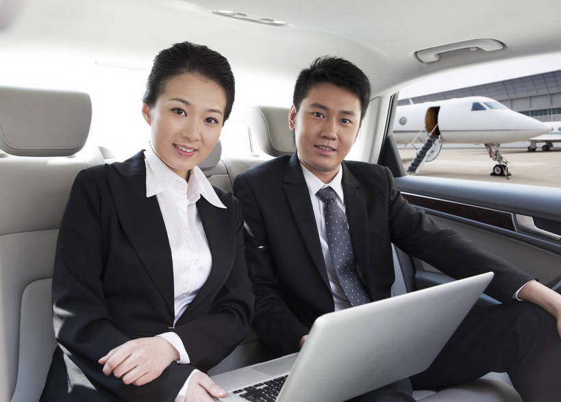 东方人,成年人,两个人,伙伴,同事,商务人士,商务男性,商务女性,机场,广场,停车场,坐,微笑,横图,彩色,室外,白天,衬衫,西装,商务,快乐,友谊,幸福,智慧,旅途,骄傲,成功,合作,团队,集体,信心,笔记本电脑,互联网,飞机,汽车,北京,日光,中国,亚洲,行人,游客,游人,套装,正装,网络,信息,图片,机动车,地面,交通,豪华,年轻,信息技术,黄种人,娱乐,航空,队伍,路人,旅客,蓝天,停机坪,交通工具,享受,和谐,便捷,成熟,放松,美女,自信,服务,财富,金融,运输,摄影,生活方式,优雅,领导,贵宾,舒适,客机,享乐,轻松,愉悦,经理,成就,抵达,载具,高档,商务装,客户,豪华轿车,合伙,领袖,车座,管理人员,工薪阶层,东亚,端庄,空运,乐观,精明,过客,北京首都国际机场,上网,团结,友情,男人,男性,年轻男性,年轻女性,女人,女性,亚洲人,中国人,年轻人,白领,上班族,半身,衬衣,旅行,欢乐,开心,愉快,奢华,商务旅行,商务机,私人飞机,公务机,商务飞机,行政机,bj174