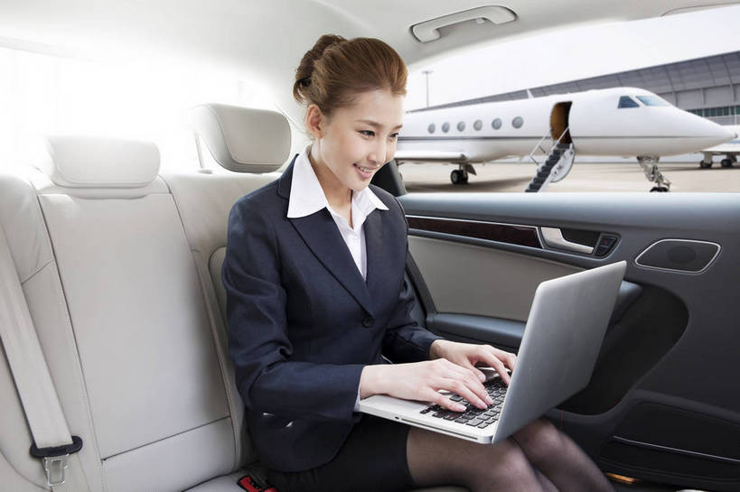 东方人,成年人,一个人,商务人士,商务女性,机场,广场,停车场,坐,微笑,横图,彩色,室外,白天,西装,商务,快乐,幸福,智慧,旅途,骄傲,成功,信心,笔记本电脑,互联网,飞机,汽车,北京,日光,中国,亚洲,仅一个人,行人,游客,游人,套装,正装,网络,信息,图片,机动车,地面,交通,豪华,年轻,信息技术,黄种人,娱乐,航空,路人,旅客,蓝天,停机坪,交通工具,打字,享受,便捷,放松,美女,自信,服务,财富,金融,运输,摄影,生活方式,优雅,贵宾,舒适,客机,享乐,轻松,愉悦,经理,成就,抵达,载具,高档,商务装,客户,豪华轿车,车座,单人,管理人员,工薪阶层,东亚,端庄,空运,乐观,精明,单独,过客,北京首都国际机场,上网,年轻女性,女人,女性,亚洲人,中国人,年轻人,白领,上班族,半身,旅行,欢乐,开心,愉快,奢华,商务旅行,商务机,私人飞机,公务机,商务飞机,行政机,bj174