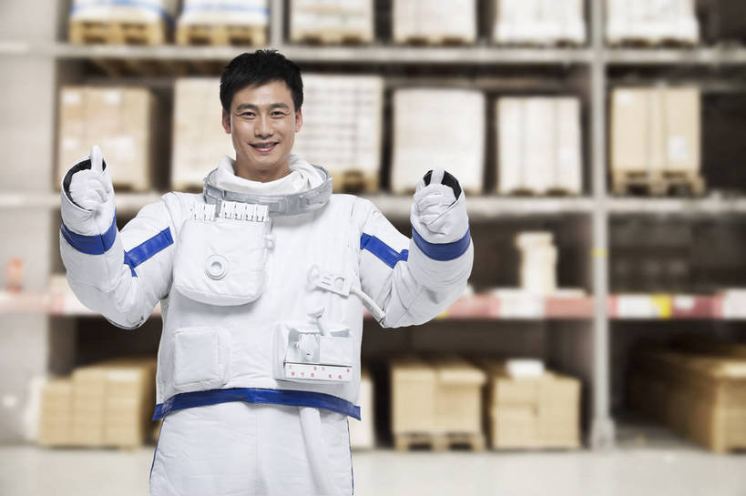 东方人,成年人,中年人,一个人,宇航员,飞行员,站,微笑,横图,彩色,室内,满意,幸福,智慧,骄傲,安全,信心,技术,数码,航天,高科技,科技,北京,中国,亚洲,仅一个男性,仅一个人,仅一个中年男性,许多,阴影,突出,宇航服,科学,网络,图片,纸箱,防护,很多,高光,几何,计算机图形,合成,仓库,黄种人,鼓励,称赞,表扬,数码合成,现代,货物,手势,行业,健康,幻想,活力,竖,自信,工业,摄影,储藏,翘,保护,高,存储,厂房,电脑合成图,数码合成图,科学技术,科幻,夸奖,未来,效率,优秀,赞扬,太空服,合成图,成就,储存,保险,专业,航天员,单人,东亚,物流,好,妙,顺利,出色,超群,杰出,卓越,奇妙,保全,周全,安稳,安定,可靠,乐观,责任,产业,单独,太空人,聪明,平安,认真,男人,男性,中年男性,亚洲人,中国人,大拇指,举手,半身,商业,贮存,打手势,bj174