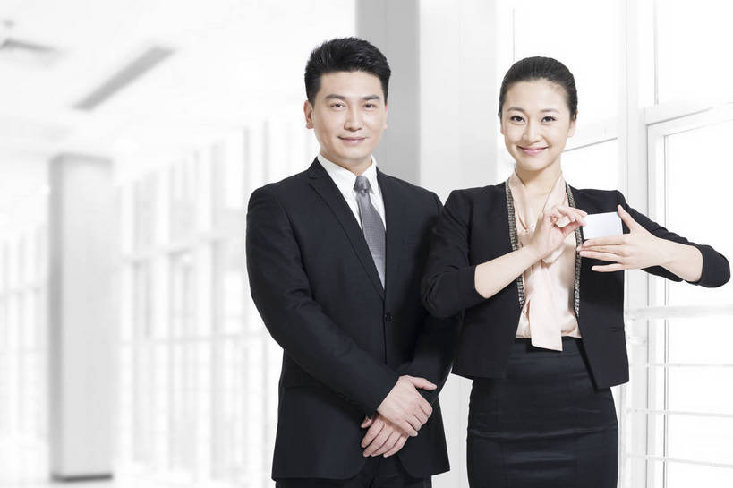 东方人,成年人,中年人,两个人,伙伴,同事,商务人士,商务男性,商务女性,办公室,站,微笑,横图,彩色,照片,室内,白天,衬衫,裙子,购物,商务,快乐,友谊,智慧,骄傲,成功,合作,团队,集体,信心,信用卡,消费,窗户,建筑,写字楼,北京,中国,亚洲,套装,正装,图片,年轻,黄种人,大厅,队伍,卡片,支付,职业,和谐,健康,展示,卡,办公大楼,成熟,放松,零售,美女,自信,储蓄,财富,金融,理财,摄影,生活方式,经济,权威,领导,付款,愉悦,经理,企业,公司,成就,出示,商务装,合伙,领袖,流通,贸易,管理人员,工薪阶层,东亚,端庄,乐观,精明,团结,友情,金融区,银行卡,男人,男性,年轻女性,女人,女性,中年男性,亚洲人,中国人,年轻人,白领,上班族,半身,衬衣,欢乐,开心,愉快,魅力,办公室职员,bj174