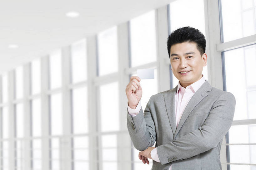 东方人,成年人,中年人,一个人,商务人士,商务男性,办公室,站,横图,彩色,照片,室内,白天,衬衫,西装,购物,商务,智慧,骄傲,成功,信心,信用卡,消费,窗户,建筑,写字楼,北京,中国,亚洲,仅一个人,套装,图片,生活,黄种人,大厅,卡片,手势,支付,休闲,健康,展示,卡,办公大楼,成熟,放松,零售,自信,储蓄,财富,金融,理财,摄影,生活方式,经济,付款,愉悦,企业,公司,成就,出示,商务装,单人,流通,贸易,工薪阶层,东亚,乐观,精明,单独,金融区,银行卡,男人,男性,中年男性,亚洲人,中国人,白领,上班族,半身,衬衣,愉快,魅力,bj174