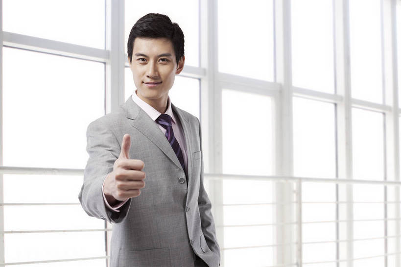 东方人,成年人,中年人,一个人,商务人士,商务男性,办公室,站,微笑,横图,彩色,照片,室内,白天,衬衫,西装,商务,智慧,骄傲,成功,信心,窗户,建筑,写字楼,北京,中国,亚洲,仅一个人,突出,套装,图片,生活,黄种人,鼓励,称赞,表扬,大厅,手势,休闲,健康,办公大楼,成熟,放松,竖,自信,摄影,生活方式,翘,高,夸奖,优秀,愉悦,赞扬,企业,公司,成就,商务装,单人,工薪阶层,东亚,好,妙,顺利,出色,超群,杰出,卓越,奇妙,乐观,精明,单独,聪明,金融区,男人,男性,中年男性,亚洲人,中国人,大拇指,白领,上班族,半身,衬衣,愉快,魅力,打手势,bj174