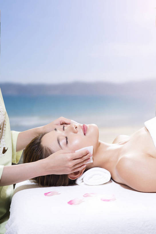 东方人,成年人,中年人,脸,头,脸颊,手,裸体,两个人,服务员,按摩师,美容师,宾馆,美容院,家,躺,竖图,彩色,照片,室内,特写,白天,按摩,化妆,美容,度假,奢侈,时尚,快乐,幸福,合作,光晕,沙滩,别墅,床,酒店,北京,日光,中国,亚洲,护肤,平静,包裹,纺织物,图片,房屋,屋子,公寓,床单,豪华,美丽,年轻,生活,黄种人,娱乐,干净,被子,洋房,会所,楼房,裸露,顾客,肩膀,住宅,毛巾,夏天,清洁,保养,享受,休闲,健康,安静,放松,活力,美女,服务,护理,美体,SPA水疗,保健,疗养,养生,俱乐部,温泉浴场,人体,摄影,生活方式,清爽,皮肤,酒家,优雅,保暖,宁静,华丽,部分,旅社,假期,舒适,优美,被单,享乐,平和,愉悦,安逸,关爱,清新,裸,面部护理,面部按摩,户外运动,舒缓,透气,东亚,纯净,养颜,按摩床,防水,柔和,富丽,乐观,替代疗法,华美,储水,耐磨,吸水,完美,年轻女性,女人,女性,亚洲人,中国人,年轻人,头部,脸部,脸蛋,面部,服务生,侍者,海滩,矿泉疗养地,闭着眼睛,半身,水疗,开心,愉快,房子,客店,客栈,旅店,旅馆,搓背床,理疗床,美容床,指压床,SPA美容,商旅,魅力,华侈,奢华,物理疗法,社交,bj174