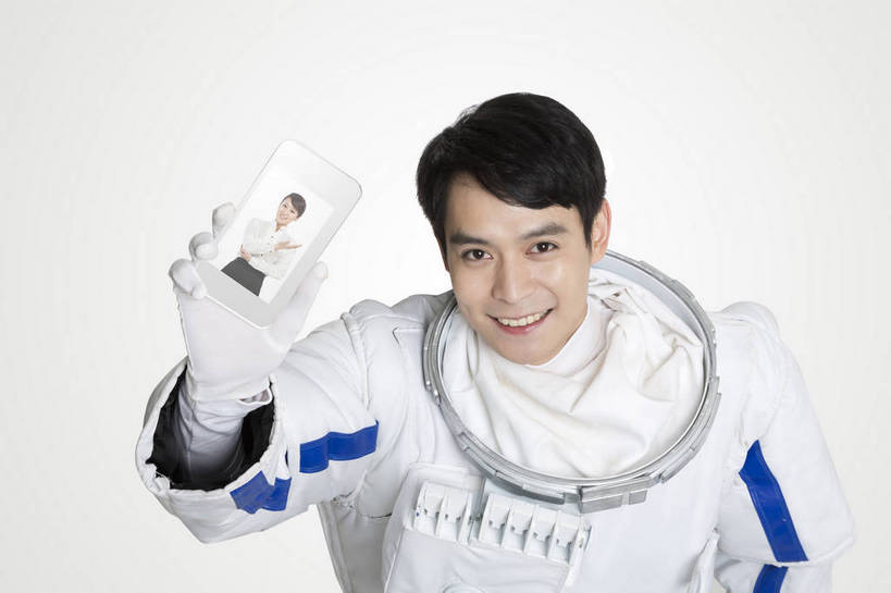 东方人,成年人,中年人,一个人,宇航员,飞行员,站,微笑,横图,俯视,彩色,室内,探险,骄傲,分享,成功,信心,技术,数码,航天,高科技,科技,北京,中国,亚洲,仅一个男性,阴影,宇航服,科学,网络,图片,高光,几何,计算机图形,年轻,合成,挥手,黄种人,数码合成,通讯设备,招手,职业,幻想,探索,自信,联络,摄影,舞动,对话,电脑合成图,数码合成图,挥舞,创造力,科学技术,科幻,未来,太空服,合成图,成就,天文,航天员,梦想,单人,东亚,视频电话,出色,杰出,卓越,乐观,单独,伟大,贡献,太空人,光荣,交流,男人,男性,年轻男性,亚洲人,中国人,年轻人,沟通,通话,半身,高角度拍摄,愉快,bj174