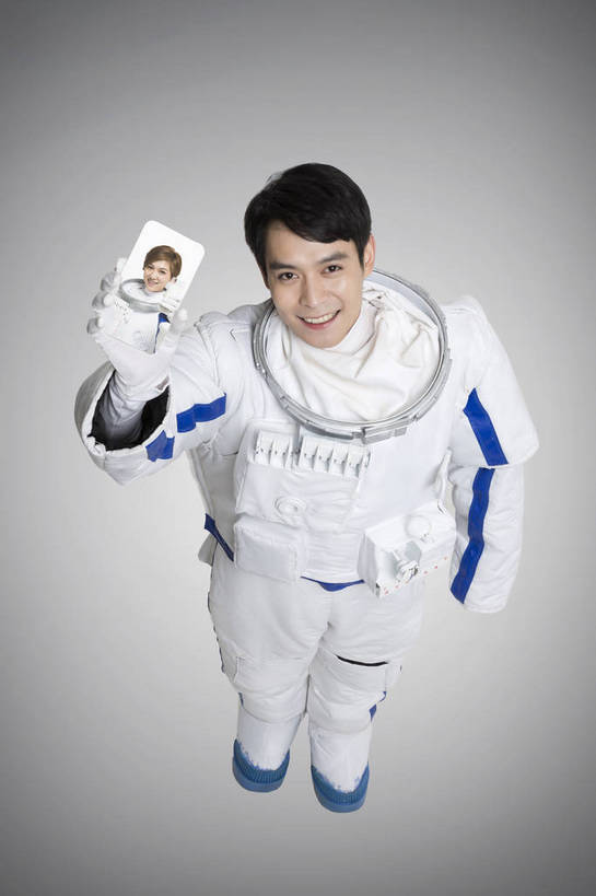 东方人,成年人,中年人,一个人,宇航员,飞行员,站,微笑,竖图,俯视,彩色,室内,探险,骄傲,分享,成功,信心,技术,数码,航天,高科技,科技,手机,北京,中国,亚洲,仅一个男性,阴影,灰色背景,宇航服,漂浮,飞行,科学,网络,图片,高光,几何,计算机图形,年轻,合成,黄种人,数码合成,通讯设备,飞,职业,展示,幻想,探索,自信,联络,摄影,对话,电脑合成图,数码合成图,创造力,科学技术,科幻,未来,太空服,合成图,成就,天文,出示,航天员,梦想,单人,东亚,视频电话,出色,杰出,卓越,乐观,单独,伟大,贡献,太空人,光荣,交流,男人,男性,年轻男性,亚洲人,中国人,年轻人,沟通,通话,全身,愉快,bj174