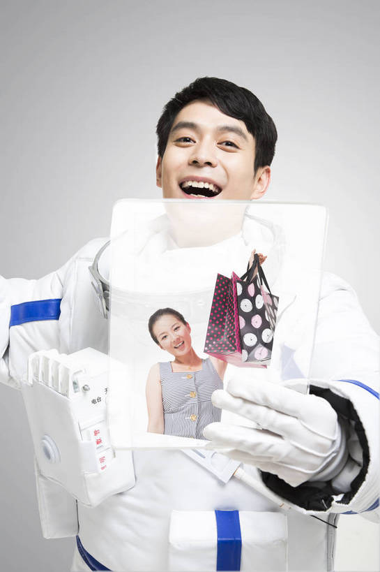 东方人,成年人,中年人,一个人,宇航员,飞行员,站,微笑,竖图,彩色,室内,探险,骄傲,分享,成功,信心,显示器,技术,数码,航天,高科技,科技,北京,中国,亚洲,仅一个男性,阴影,灰色背景,宇航服,科学,网络,屏幕,图片,高光,几何,计算机图形,年轻,合成,黄种人,数码合成,通讯设备,显示屏,职业,展示,幻想,探索,自信,联络,伸手,摄影,对话,电脑合成图,数码合成图,创造力,科学技术,科幻,未来,太空服,合成图,成就,天文,出示,液晶显示器,航天员,梦想,单人,输出设备,东亚,视频电话,出色,杰出,卓越,乐观,单独,伟大,贡献,太空人,光荣,交流,男人,男性,年轻男性,亚洲人,中国人,年轻人,沟通,通话,半身,愉快,bj174