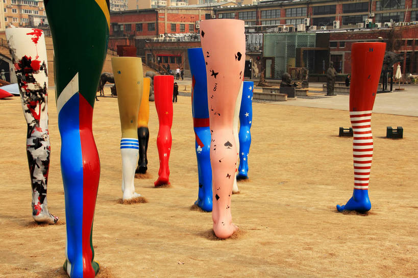 腿部,腿,无人,横图,室外,白天,正面,度假,美景,植物,城市风光,城市,雕塑,上海,中国,亚洲,许多,花纹,枯萎,艺术,装饰,雕刻,雕像,图案,房屋,屋子,景观,枯草,很多,娱乐,红坊,楼房,创意园,草,排列,黄色,红色,蓝色,工艺品,享受,休闲,景色,放松,纪念,美术,申,主题,陈列,东亚,长宁区,上海市,中华人民共和国,沪,华东地区,功能,美学,摆列,彩图,房子,红坊文化艺术社区,布列,分列,红坊创意园区,shlxx1