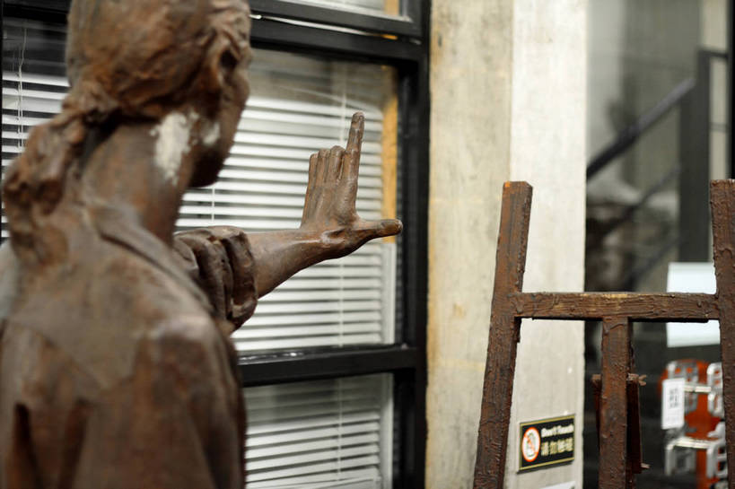 东方人,一个人,无人,举,横图,室内,白天,正面,绘画,窗户,指示牌,静物,上海,中国,亚洲,仅一个年轻女性,仅一个女性,仅一个人,阴影,服装,朦胧,模糊,艺术,反射,测量,标志,文字,影子,百叶窗,墙,美术用品,休闲装,黄种人,标识,红坊,画架,创意园,墙壁,墙面,衣服,托,休闲,休闲服,服饰,美术,申,绘画工具,东亚,长宁区,上海市,中华人民共和国,沪,华东地区,年轻女性,女人,女性,亚洲人,举起,举手,举着,向上举,向上伸,向上托,半身,彩图,红坊文化艺术社区,红坊创意园区,shlxx1