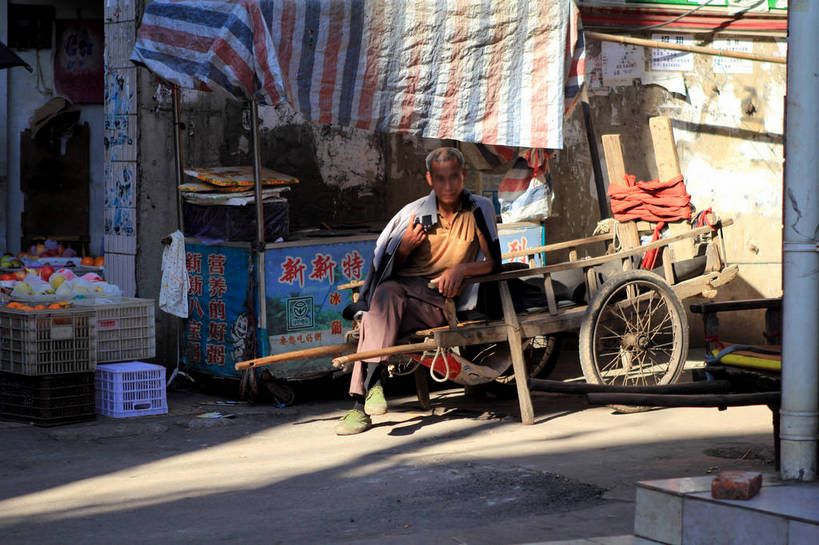 东方人,一个人,商店,坐,笑,微笑,横图,室外,白天,正面,水果,亚洲,仅一个男性,仅一个人,一堆,一辆,许多,撑,停靠,阴影,堆叠,堆积,服装,新鲜,光线,标志,文字,影子,字符,塑料,墙,生食,食品,果实,很多,二郎腿,注视,休闲装,黄种人,标识,商铺,广告,墙壁,墙面,车,食物,衣服,阳光,容器,塑料制品,箱子,交通工具,扶,观察,看,仅一个老年男性,休闲,休闲服,汉字,服饰,有机食品,绿色食品,观看,储藏,堆,察看,撑着,扶着,储存,关注,中文,载具,水果店,国文,华文,板车,市肆,商号,老年男性,男人,男性,亚洲人,坐着,彩图,全身,店铺,贮存,shlxx1