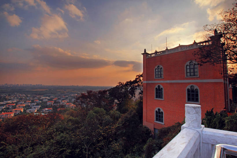 无人,公园,家,栏杆,横图,室外,白天,正面,旅游,度假,日落,树林,植物,上海,中国,亚洲,扶手,房屋,屋子,晚霞,霞光,云,云朵,落日,云彩,娱乐,护栏,楼房,住宅,树,树木,红色,蓝色,绿色,蓝天,天空,自然,黄昏,天,享受,休闲,彩霞,放松,生长,成长,申,国家公园,东亚,佘山,松江区,上海市,中华人民共和国,沪,华东地区,夕照,薄暮,夕阳,彩图,傍晚,房子,佘山国家森林公园,斜阳,shlxx1