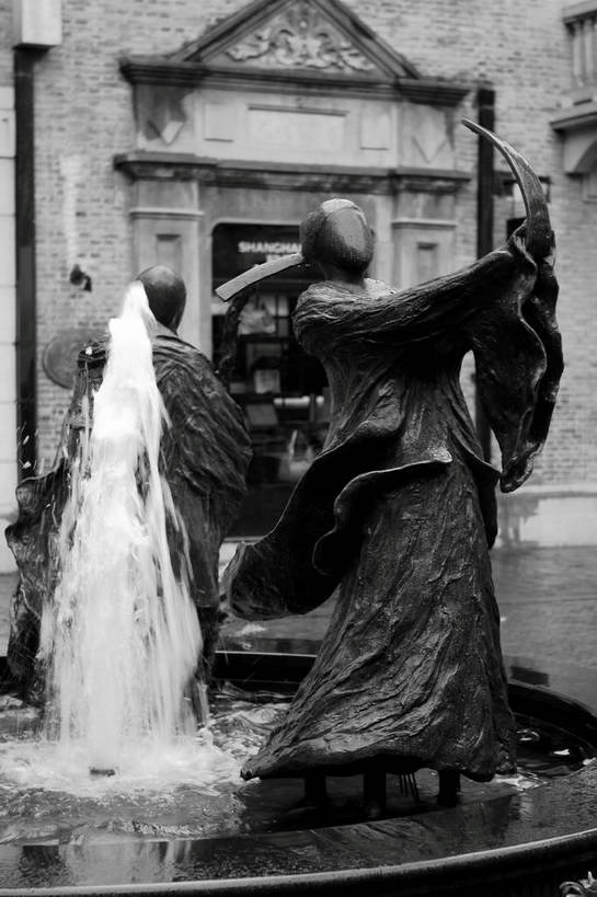 西方人,无人,两个人,家,站,举,竖图,黑白,室外,白天,正面,裙子,跳舞,童话故事,喷泉,雕塑,上海,欧洲,中国,欧洲人,亚洲,连衣裙,艺术,装饰,雕刻,雕像,房屋,墙,屋子,景观,地面,文化,楼房,墙壁,墙面,石库门,住宅,工艺品,品味,托,站着,纪念,展览,新天地,美术,申,主题,水景,舞姿,陈列,卢湾区,东亚,上海市,中华人民共和国,沪,华东地区,功能,美学,美观,上海新天地,胡桃夹子,童话,年轻女性,女人,女性,白种人,设计,举起,举手,举着,向上举,向上伸,向上托,站立,全身,舞蹈,房子,白色人种,高加索人种,欧罗巴人种,shlxx1